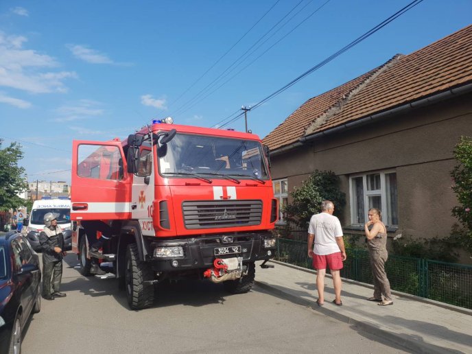 У Хусті з палаючого будинку винесли трьох дітей та їхнього батька – 03