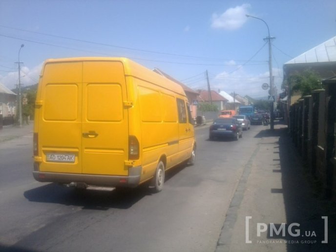 Через ДТП при виїзді з Мукачева на трасу Київ-Чоп утворились великі затори – 02