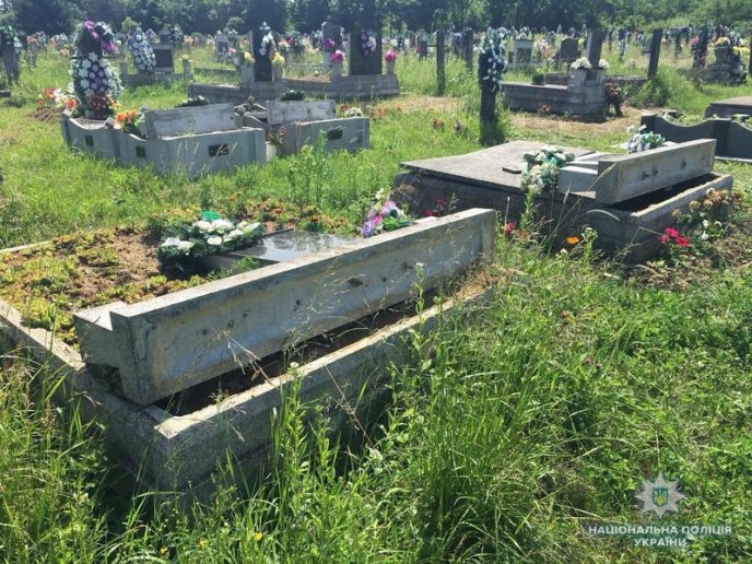 Вандалізм на Мукачівщині: на кладовищі пошкодили 23 надмогильні пам’ятники – 02