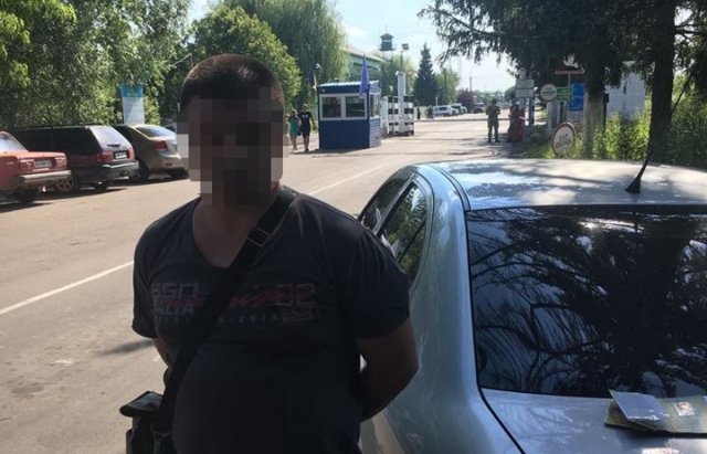 СБУ викрила організоване угруповання, яке нелегально переправляло людей у ЄС – 04