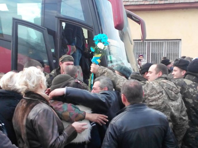 Зі сльозами на очах виноградівці зустрічали бійців 128-ої бригади (ФОТО) – 05