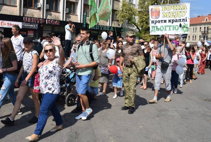 В Ужгороді проходить хода на захист сімейних цінностей – 12