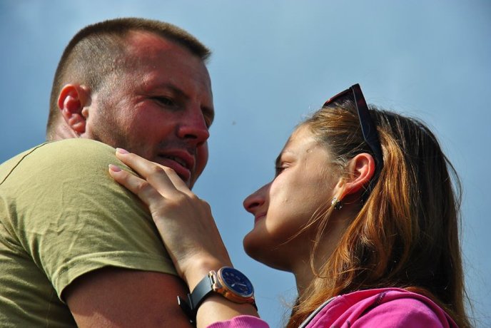 Боєць АТО влаштував дівчині на вершині гори романтичне освідчення – 05