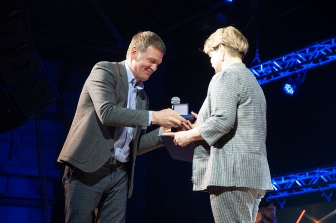  Роберт Горват нагородив засновницю та керівницю танцювальної студії «Бліц» Олену Камінську Грамотою Верховної Ради – 04