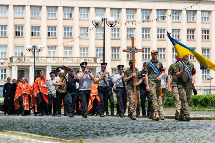 Отримав важкі поранення у Бахмуті: на Закарпатті поховали захисника – 03 Отримав важкі поранення у Бахмуті: на Закарпатті поховали захисника – 03