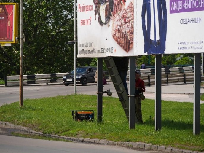 Обласний центр звільняють від білбордів – 04