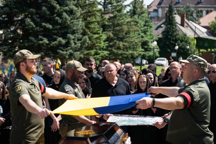 На Закарпатті поховали молодого військового, який загинув у бою на Донеччині – 10