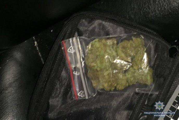 В автомобілях закарпатців знайшли зброю та наркотичні речовини – 03