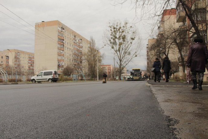 У Мукачеві асфальтують проїзд на Росвигівській – 06