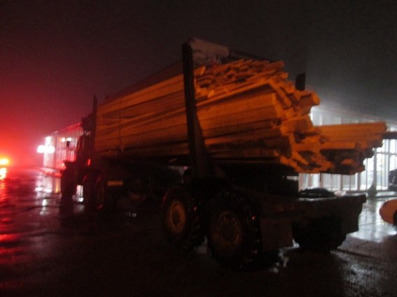 На в’їзді в Тячів поліцейські зупинили вантажівку з нелегальною деревиною – 03