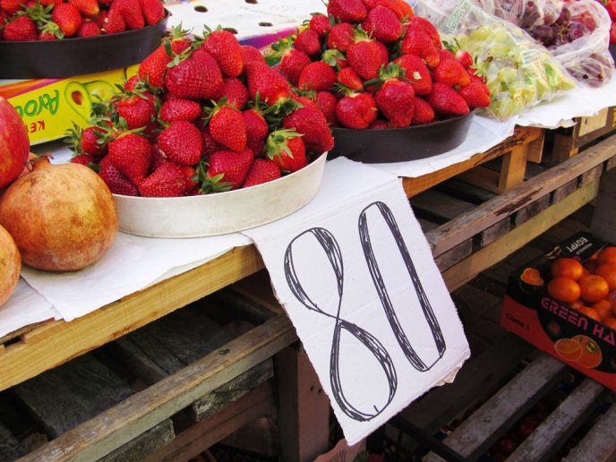 На ринку в Мукачеві вже продають черешні, а полуниця відчутно здешевшала – 04