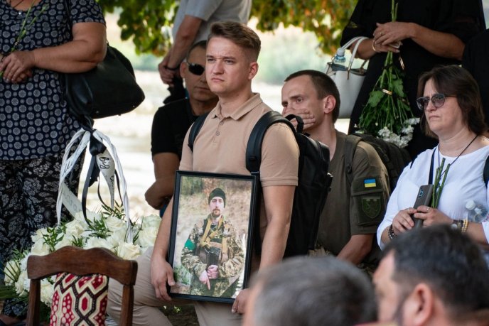 В Ужгороді попрощались із 28-річним солдатом, який добровольцем пішов на війну – 07