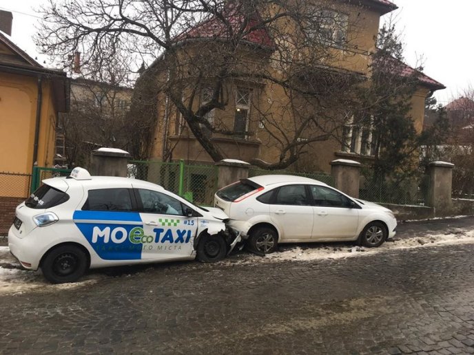 Аварія в Ужгороді: пошкоджено 9 машин, – соцмережі – 05