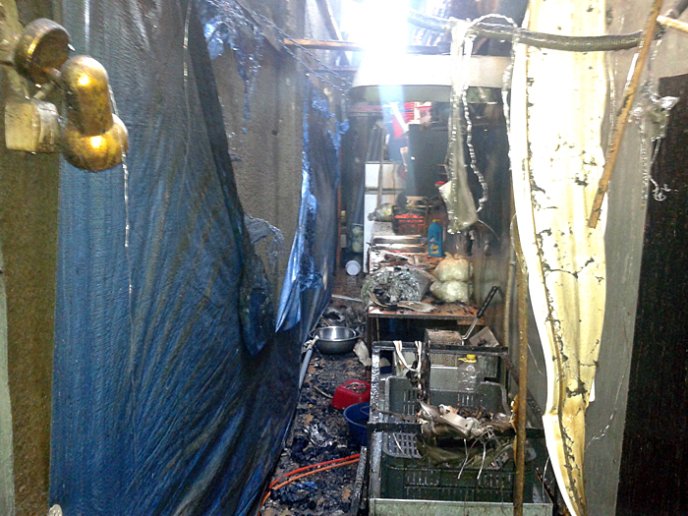 Пожежа на ринку у Берегові: вогонь знищив кілька кіосків – 03