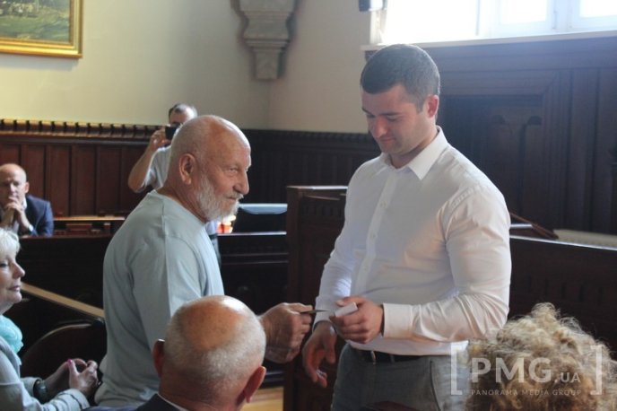 Почесним городянам вручили перші картки мукачівця   – 11 Почесним городянам вручили перші картки мукачівця   – 11