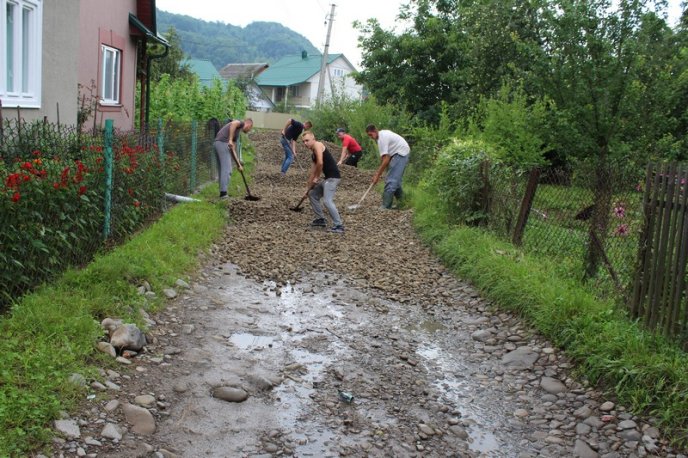 На Тячівщині люди самотужки відремонтували дві комунальні вулиці – 03
