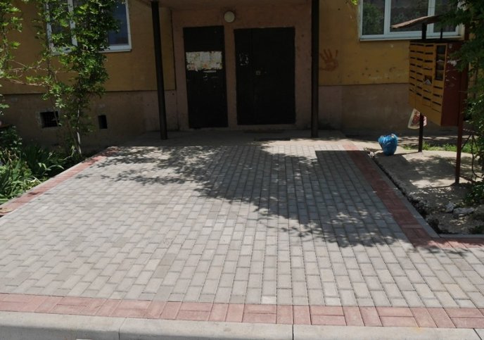 В Ужгороді облаштовують внутрішньоквартальні території  – 09