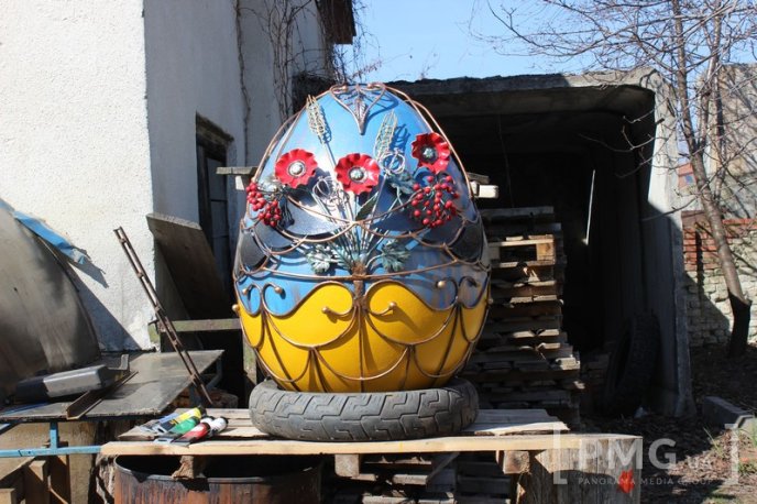 Завтра у центрі Мукачева розмістять дві гігантські ковані писанки – 01