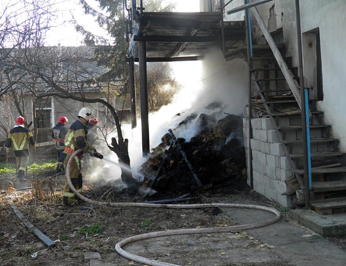 Ужгородські рятувальники ліквідували пожежу на території приватного господарства – 02