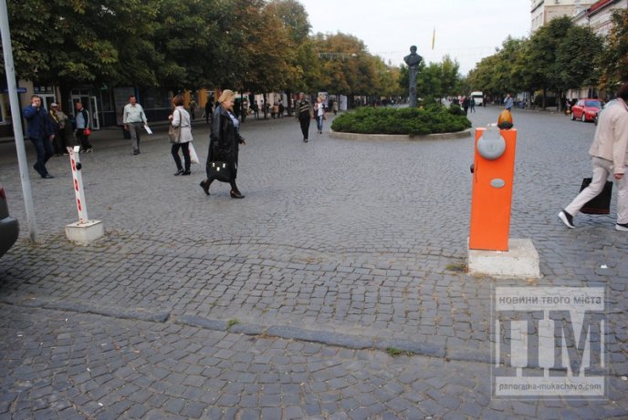 При в’їзді на центральну площу Мукачева відламали шлагбаум (ФОТО) – 03
