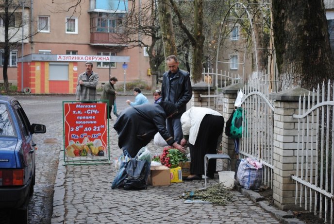 Стихійна торгівля в Мукачеві: влада бачить вибірково (ФОТОРЕПОРТАЖ) – 04