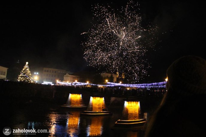 Ужгород зустрів Новий 2019 рік святковими феєрверками  – 06