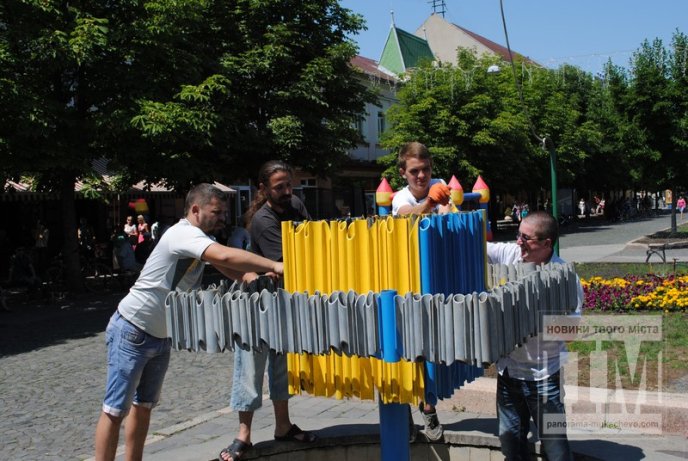 Фонтан у центрі Мукачева став жовто-блакитним (ФОТО) – 04