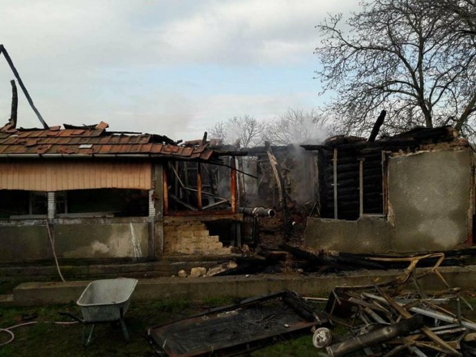 Жахлива нічна пожежа: чоловік із донькою ледь не згоріли живцем – 01
