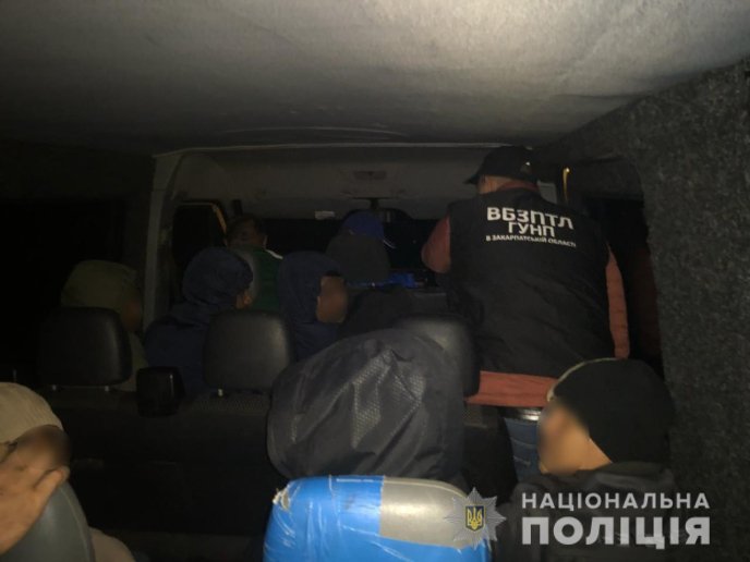 Нічна спецоперація поліції: затримано з десяток людей – 01