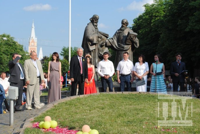 У центрі Мукачева відбувся урочистий парад випускників (ФОТО) – 23