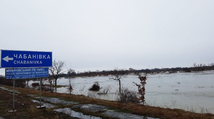 На Мукачівщині розлилася річка Стара: є ймовірність підтоплення траси "Київ-Чоп" – 06