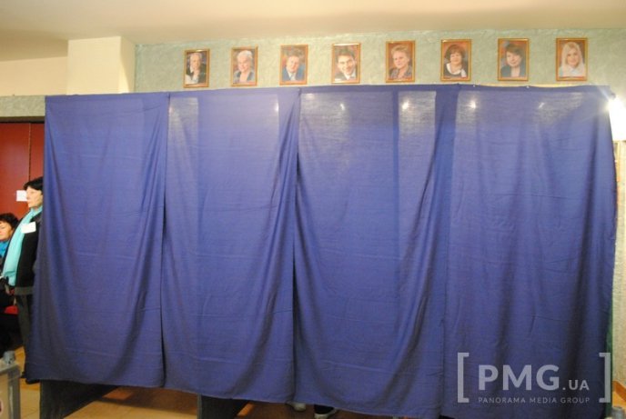 Ужгородець привселюдно порвав три бюлетені, зазначаючи при цьому, що "має право" – 04