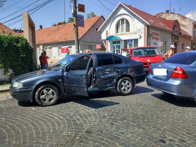 Весільна ДТП у центрі Мукачева: зіткнулись три автівки  – 06