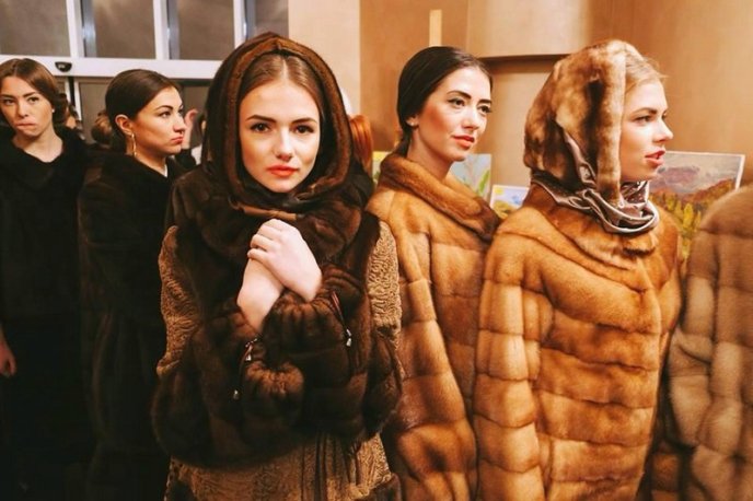 Відомі дизайнери з Києва, Львова та Ужгорода приїхали у невеличке закарпатське містечко, аби допомогти хворій дівчині (ФОТО) – 13