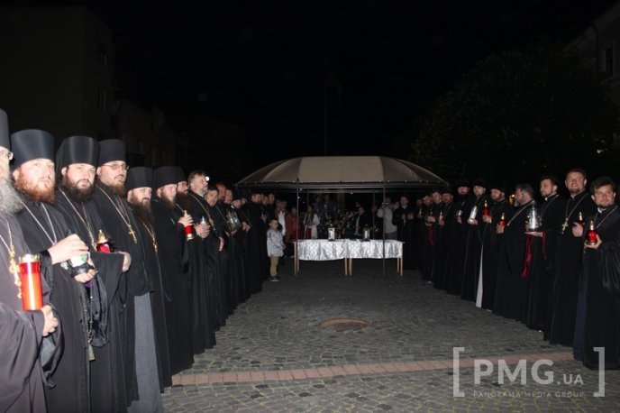 Мукачівці зустріли Благодатний Вогонь, який зійшов у Єрусалимі – 05