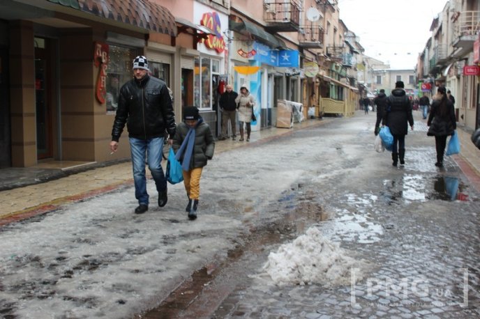 Одна з центральних вулиць Мукачева перетворилась на суцільну калюжу – 10