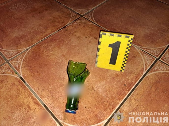 Наносив удари ножем та стільцем: поліцейські розповіли, що сталося на Закарпатті – 06 Наносив удари ножем та стільцем: поліцейські розповіли, що сталося на Закарпатті – 06