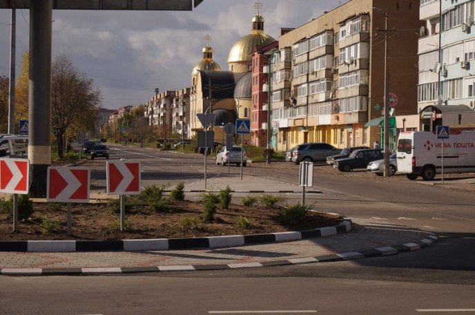 У мікрорайоні Росвигово в Мукачеві завершується облаштування нового перехрестя – 11