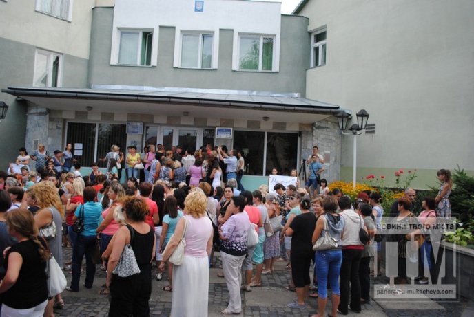Сьогодні Мукачево мітингувало: сотні жінок перекрили дорогу та вимагали не забирати чоловіків у армію (ФОТО) – 03