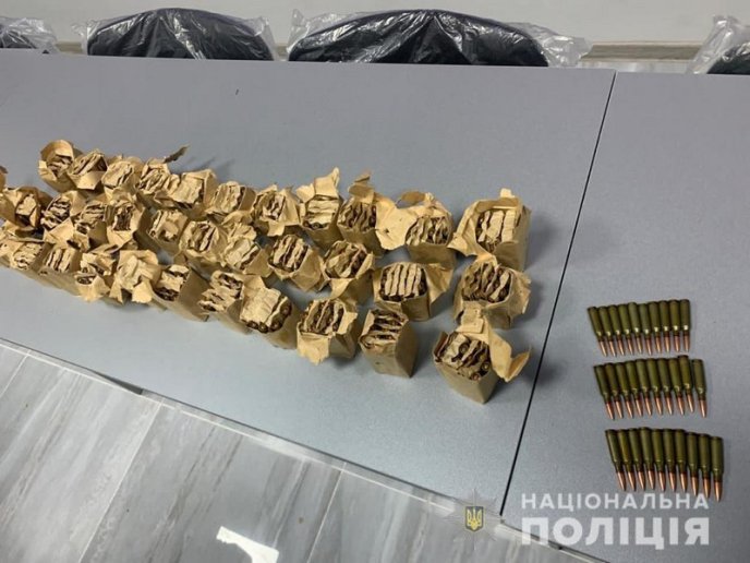 На Виноградівщині поліцейські вилучили у чоловіка понад тисячу набоїв  – 04