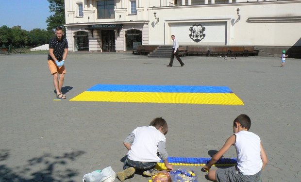 У центрі Ужгорода з кришок утворили прапор України – 04 У центрі Ужгорода з кришок утворили прапор України – 04