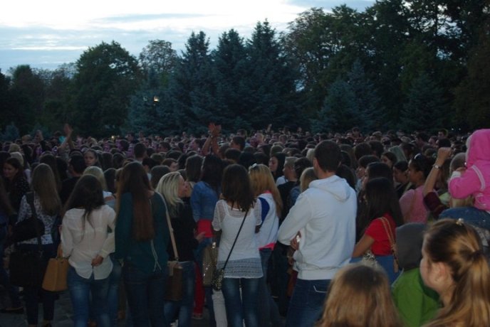УжНУ з початком нового навчального року вітали Аліна Гросу, "Rock-H" і Степан Гіга (ФОТО) – 09