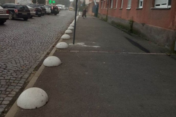 У центральній частині Мукачева встановлюють бетонні напівсфери, які унеможливлюють паркування авто – 03 У центральній частині Мукачева встановлюють бетонні напівсфери, які унеможливлюють паркування авто – 03