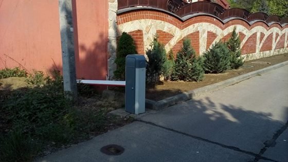 На вулиці Драгоманова в Ужгороді комунальники демонтували два самовільно встановлені шлагбауми – 02