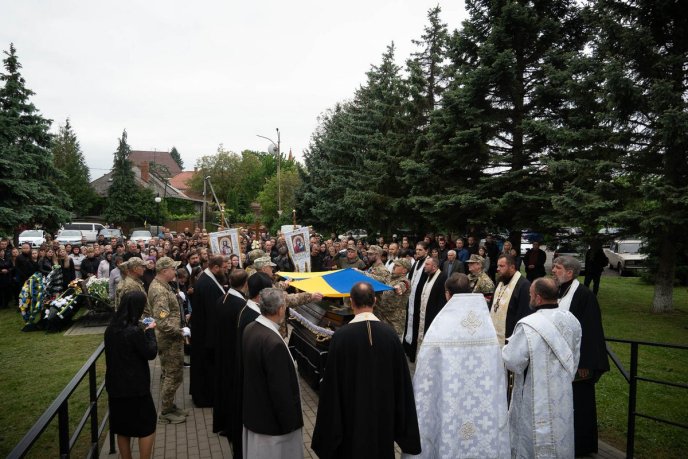 Отримав важке поранення: в Ужгороді поховали молодого Героя – 02