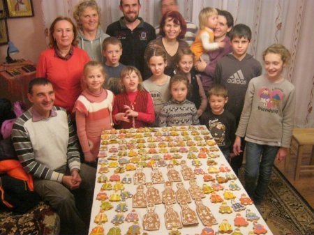 На Тячівщині віряни напекли солодких "миколайчиків" для бійців АТО – 08