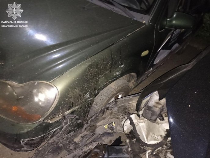 В Ужгороді водій розтрощив одразу 2 авто – 02