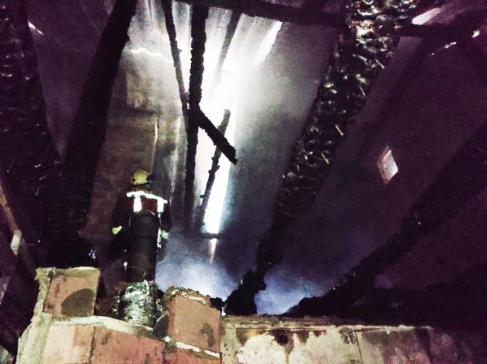 Моторошна нічна пожежа: вогонь знищив частину майна – 01