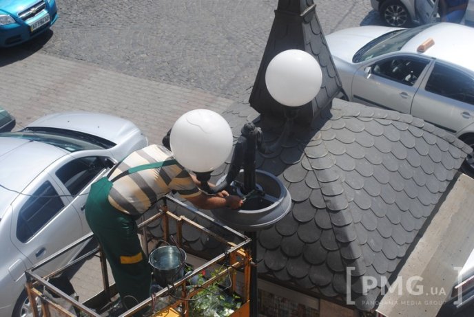 У Мукачеві на стовпах вуличного освітлення ростимуть квіти – 03