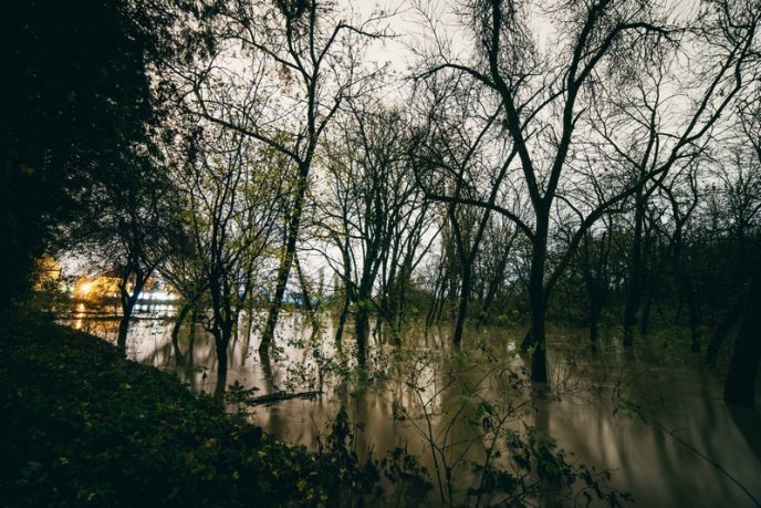 Страхітлива краса: фотограф зафіксував, як в Ужгороді виглядав паводок вночі  – 14